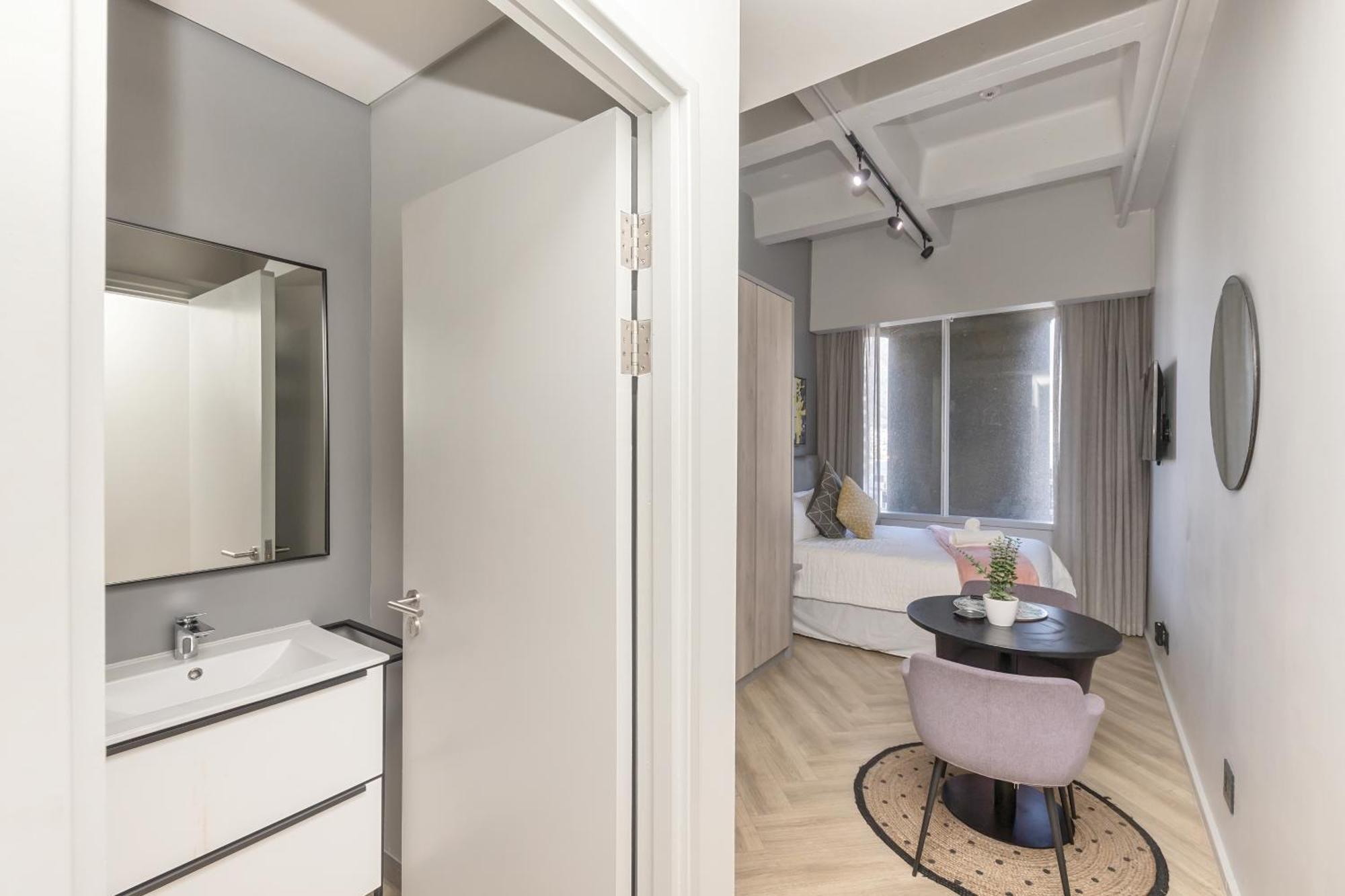 One Thibault Studio Hotel And Apartments เคปทาวน์ ภายนอก รูปภาพ